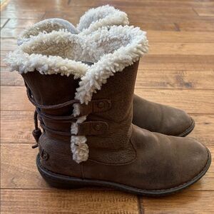 UGG Akadia Boots Stout Brown Leather Shearling Lined Size 8
